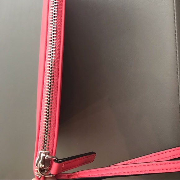 GUESS PINK WRISTLET NWT - Picture 5 of 5